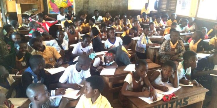 Pupils of Dansoman Cluster of Schools, Exposed to Covid-19 As 130 pupils sit in a class