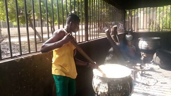 UER: Strike by Teacher Unions forces Students to take over cooking roles in schools   