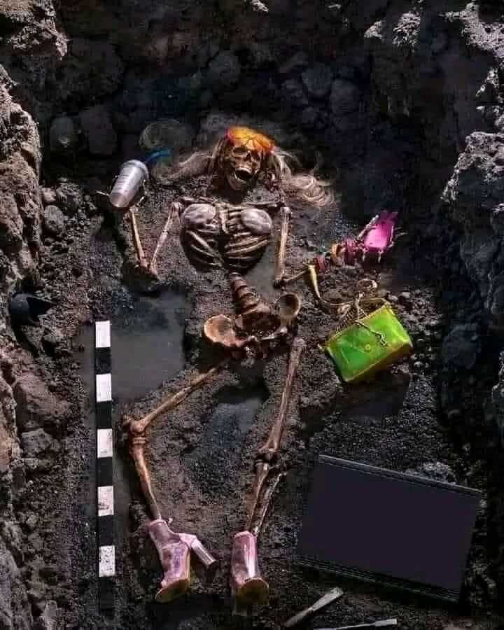 The skeletons of a Slay Queen found buried with all her slaying attires.