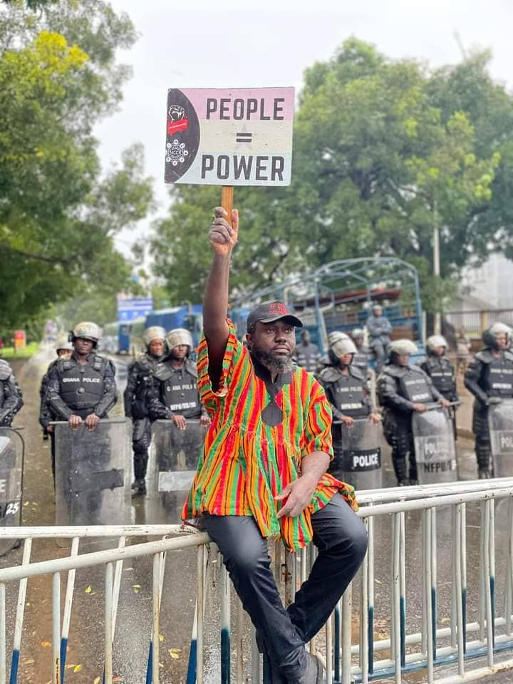 #OccupyJulorbiHouse: Protesters defy presence of Armed Police and Torrential Rains to fight for a better Ghana
