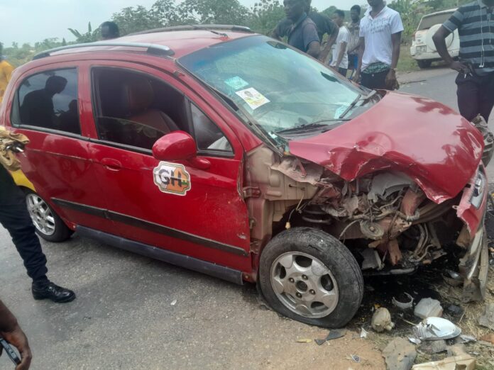 Ashanti Region: Fatal head-on collision claims life of taxi driver at Offinso