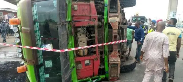 7 killed on Amasaman-Nsawam road as truck runs over mini bus