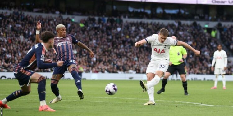 Tottenham beat Forest to move into top four